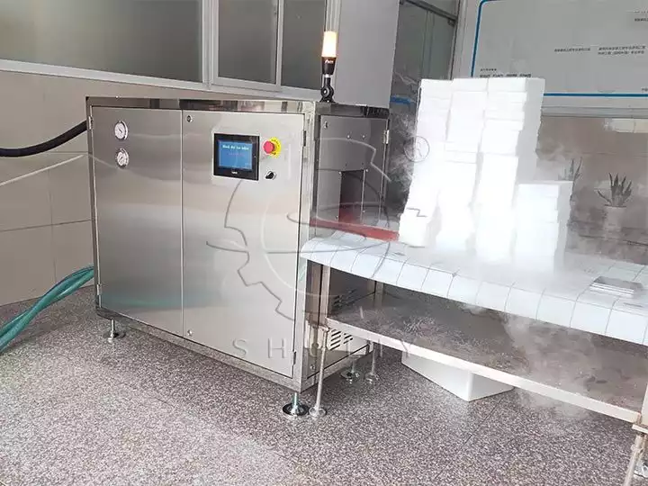 Dry ice machine