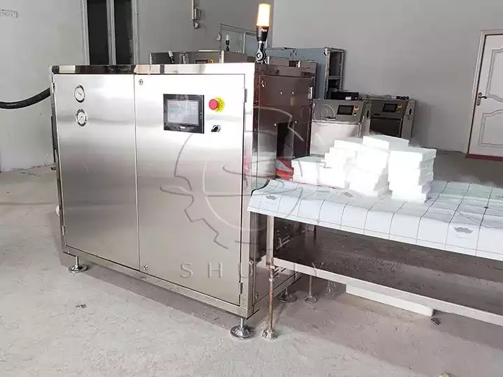 Dry ice manufacturing machine